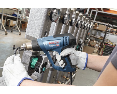 Řemeslník používá horkovzdušnou pistoli Bosch pro instalační práce