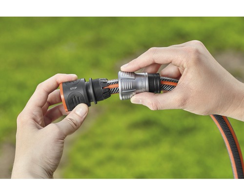 Spojka zahradní hadice se stop ventilem v provozu