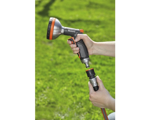 Zahradní postřikovač se připojuje k zahradní hadici