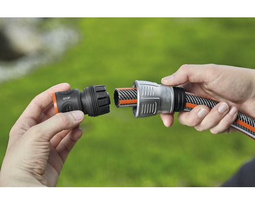 Konektor zahradní hadice se připevňuje k zahradní hadici