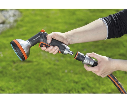 Zahradní postřikovač se připojuje k zahradní hadici