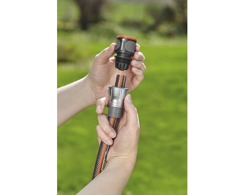 Konektor zahradní hadice se připojuje k zahradní hadici