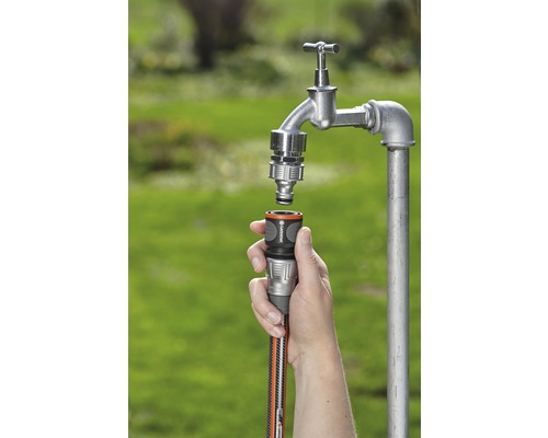 Zahradní hadice se připojuje k vodovodnímu kohoutku