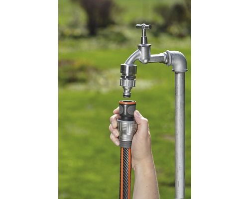 Připojení zahradní hadice jednou rukou na vodovodní kohoutek