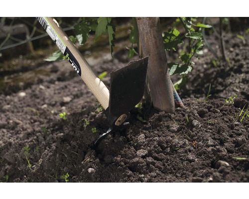 Zahradní nářadí s dřevěnou rukojetí pro zpracování půdy na zahradě