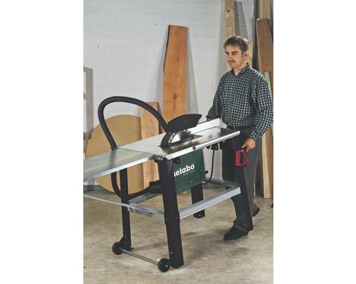 Muž obsluhuje stolní pilu Metabo pro zpracování dřeva.