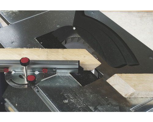 Opracování dřeva s kovovou pokosovou pilou s pilovým kotoučem a úhloměrem