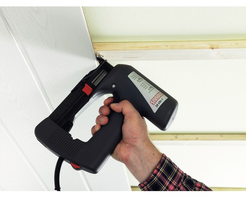 Použití elektrické sponkovačky k upevnění panelu