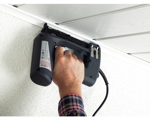 Elektrická sponkovačka používaná na strop