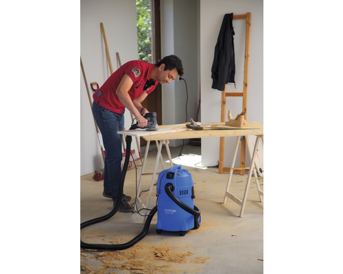 "Muž brousí dřevěnou desku bruskou