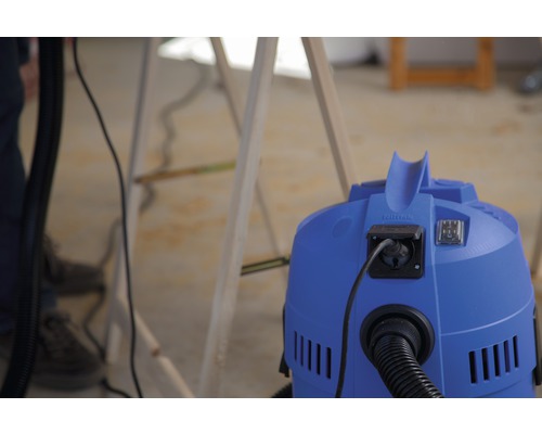 Modrý víceúčelový vysavač s připojovacím kabelem