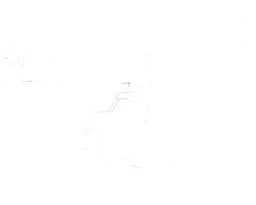 Muž přepravuje drtič s nádobou na zahradě.