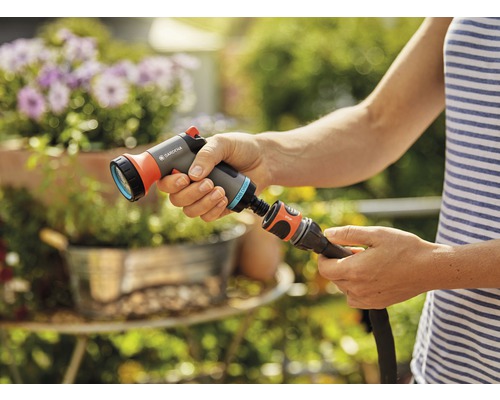 Zahradní sprcha je připojena k zahradní hadici