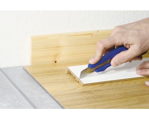 Řezání soklové lišty nožem