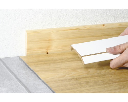 Podlahová lišta se připevňuje na dřevěnou stěnu