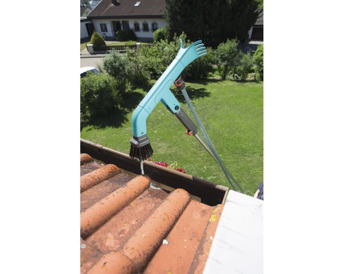 Čistič okapů v akci na střeše