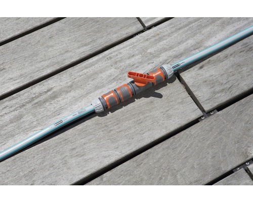 Zahradní hadice s uzavíracím ventilem na dřevěné terase