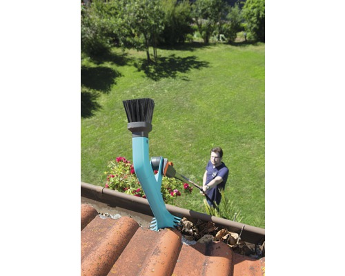 Čistič okapů v provozu s mužem v pozadí