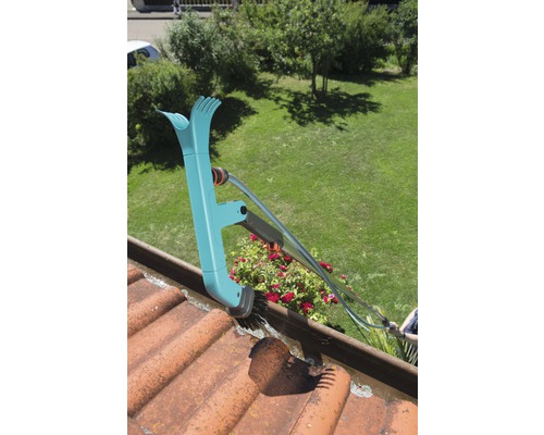 Čistič okapů v provozu na střeše