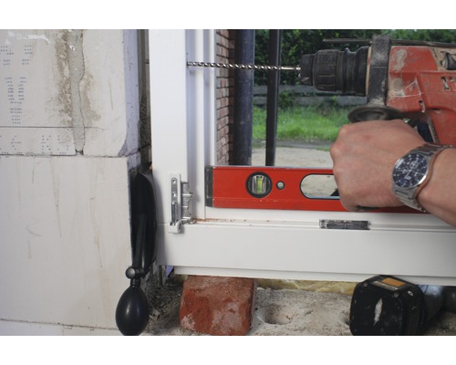 Okno se instaluje pomocí vrtačky a vodováhy.