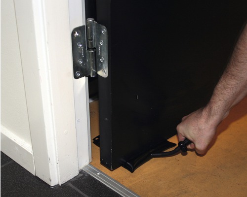 Dveřní zarážka s rukojetí pro otevírání dveří