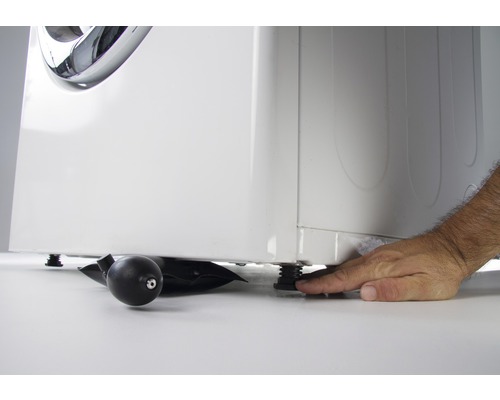 Pračka s vyrovnávacími nožičkami a klíny pro seřízení