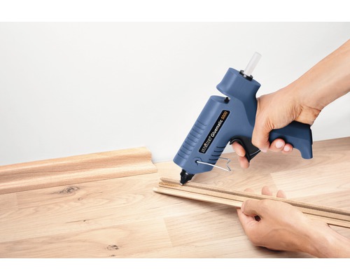 Tavná lepicí pistole při lepení dřevěných lišt