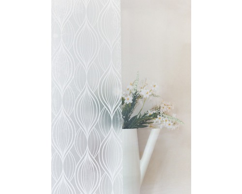 Dekorační fólie se vzorem vedle vázy s květinami