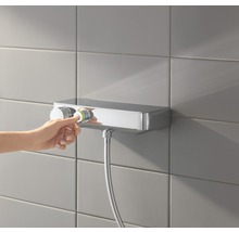 Nástěnná termostatická baterie s ručním ovládáním v koupelně