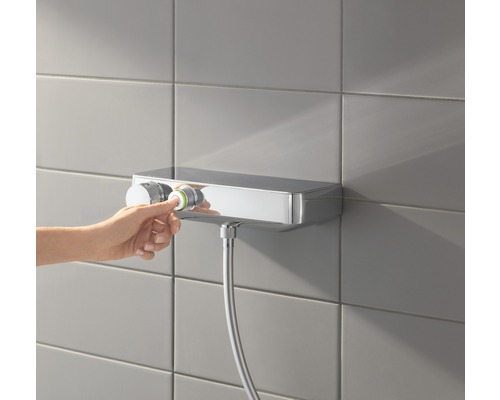 Nástěnná termostatická baterie s ručním ovládáním v koupelně