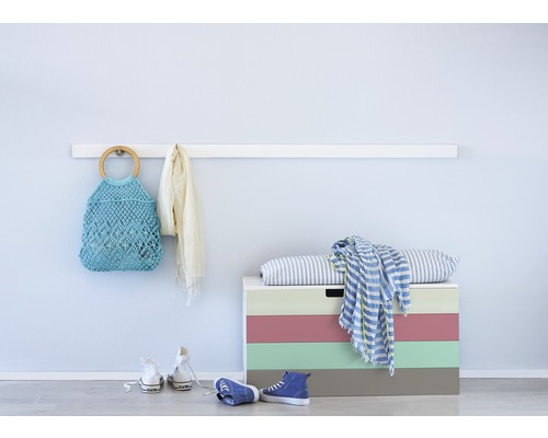 Nástěnná šatna s taškou, šálou, botami a truhlou na hračky v chodbě