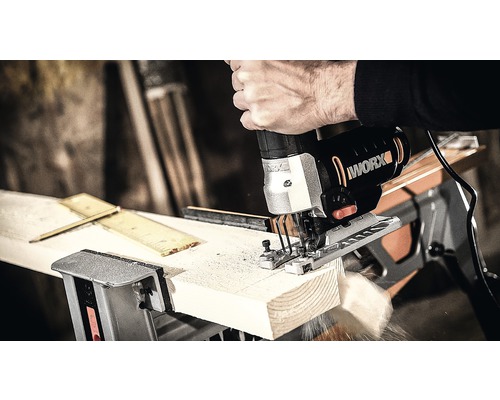 Přímočará pila značky Worx řeže obrobek.