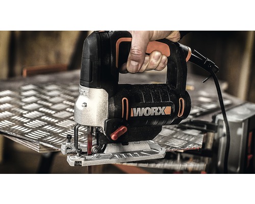 Přímočará pila WORX řeže kov