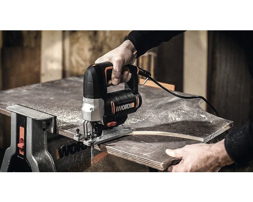 Přímočará pila značky WORX řeže dřevo.