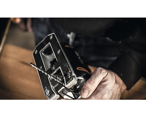 Detailní záběr přímočaré pily s pilovým listem v ruce