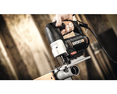 Přímočará pila WORX při řezání trubky