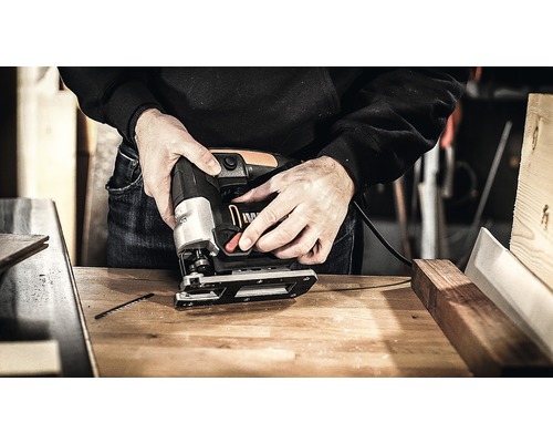 Přímočará pila používaná na pracovním stole.