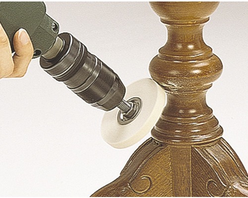 Bruska s lešticím nástavcem na dřevěném nábytku