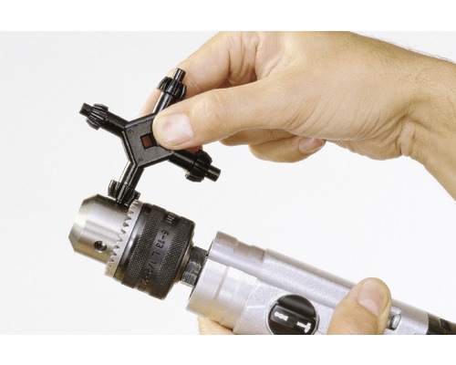 Klíč ke sklíčidlu je zasunut do sklíčidla.