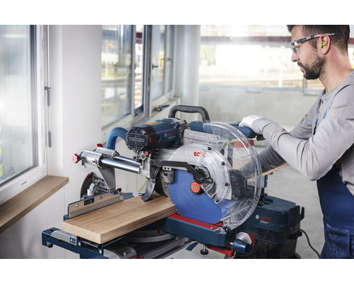 Pokosová pila při řezání dřeva řemeslníkem.