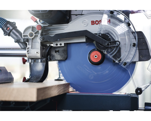 Pila pokosová Bosch řeže kus dřeva.
