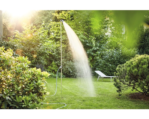 Zahradní scéna s venkovní sprchou na trávníku