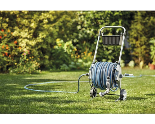 Zahradní vozík na hadice s hadicí na zahradě