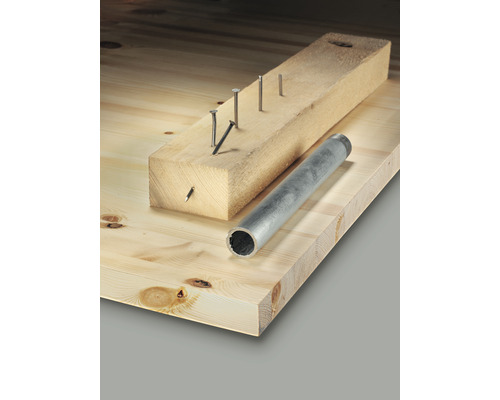 Dřevěná deska s hřebíky v kusu dřeva a trubkou