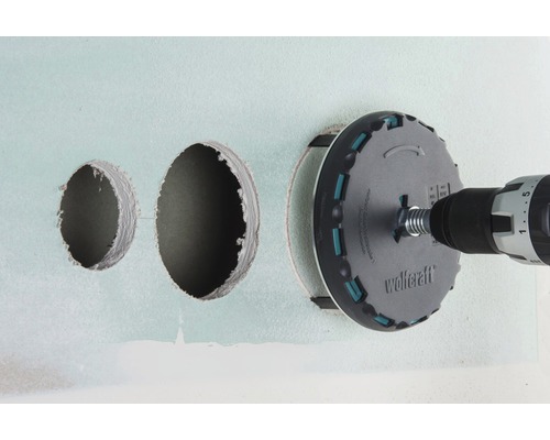 Děrovací pila Wolfcraft se používá na zdi