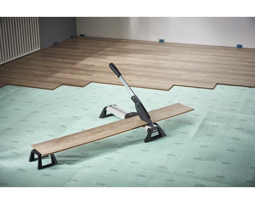 Řezačka laminátu při řezání laminátu na izolační podložce