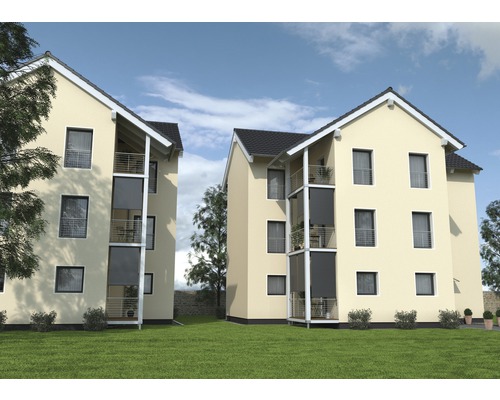 Bytové domy s balkony a venkovními roletami v obytné čtvrti