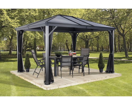 Pavilon se stolem a židlemi na zahradě