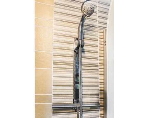 Ruční sprcha se sprchovou hadicí a tyčí ve sprše