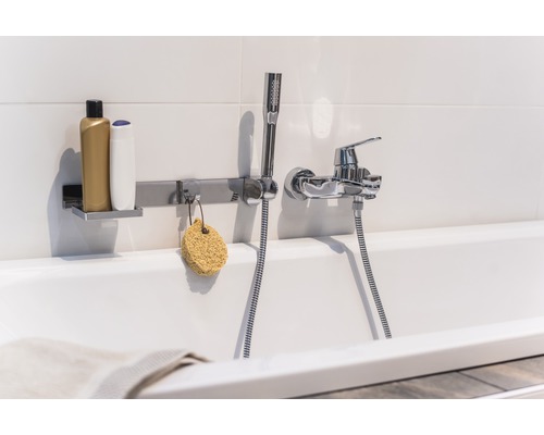 Vana s baterií, sprchou a poličkou na koupelnové potřeby